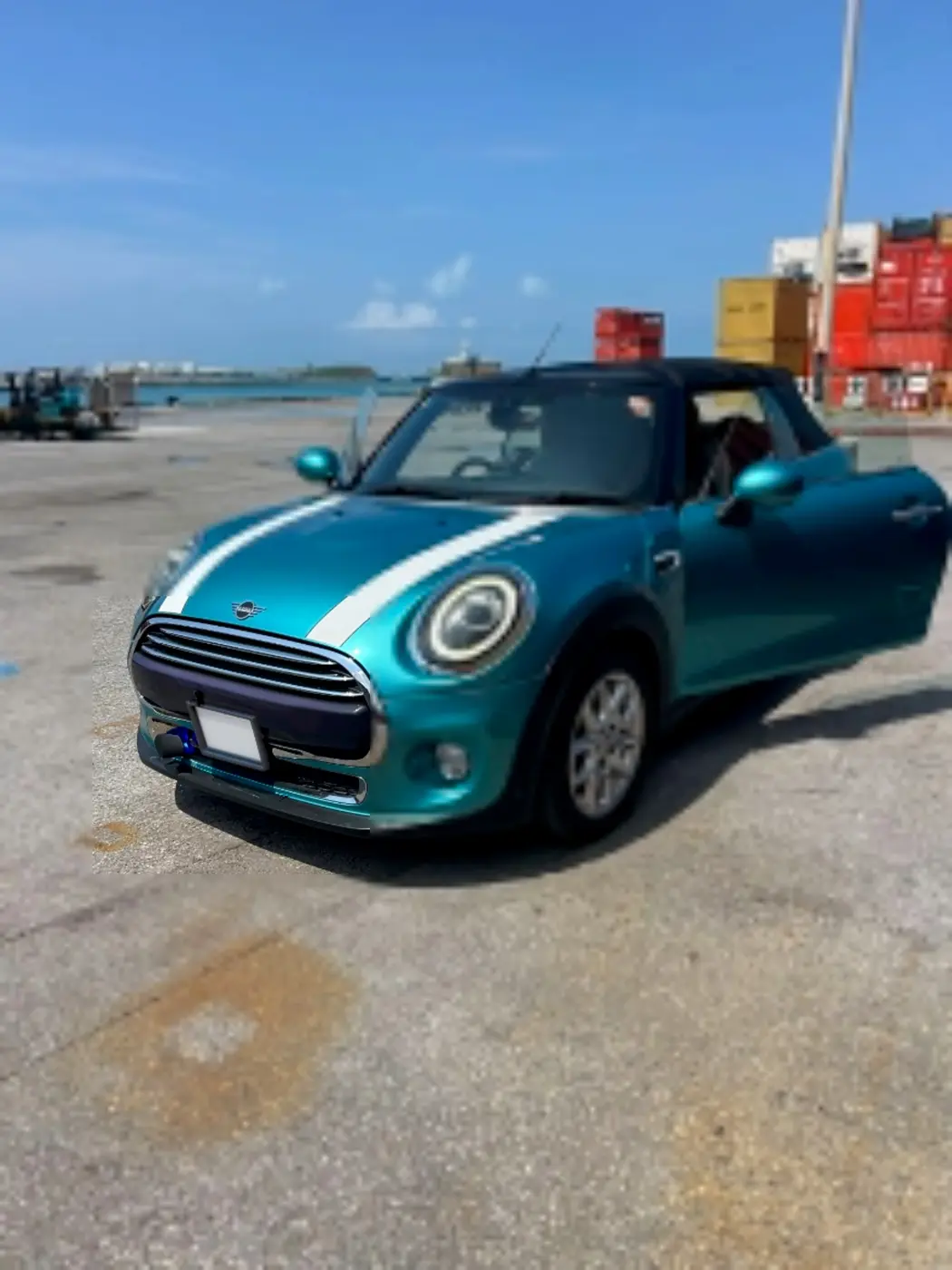 石垣港で撮影した青いMINIコンバーチブルの実車