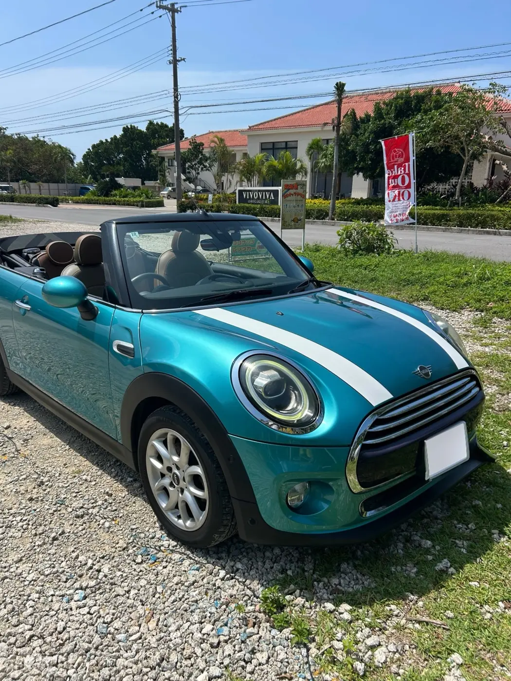ココナッツレンタカー店舗前の青いMINIコンバーチブル