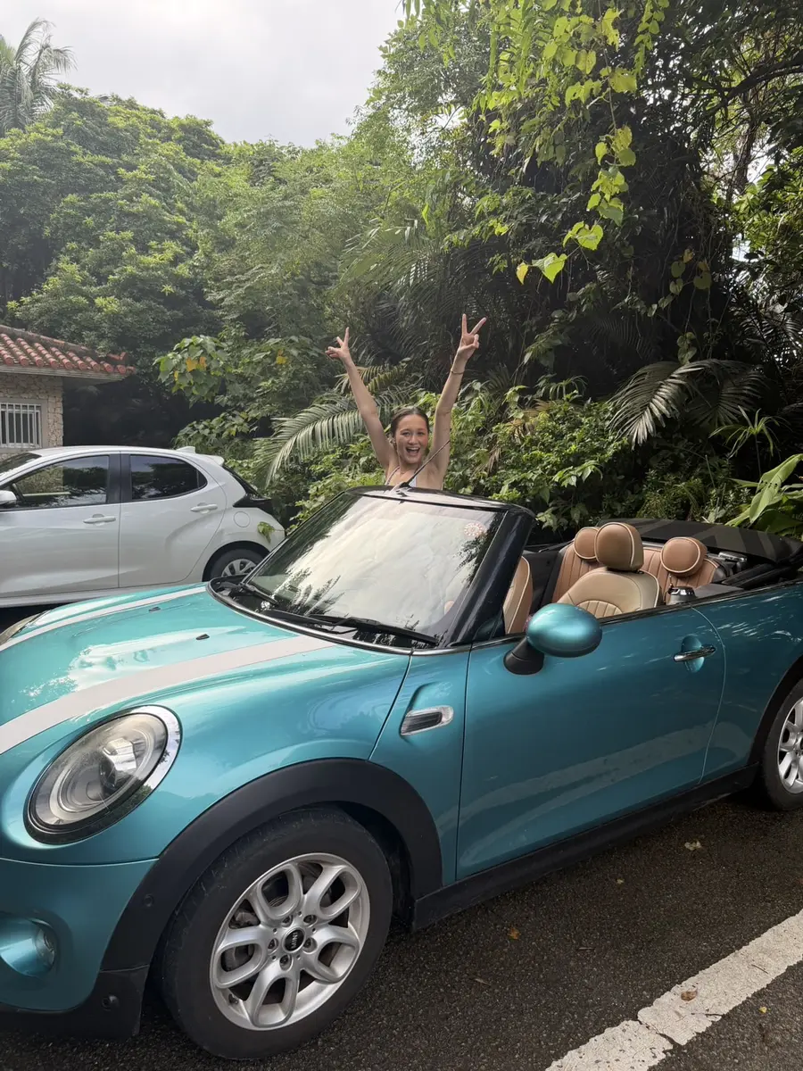 MINIコンバーチブルで石垣島ドライブを楽しむお客様