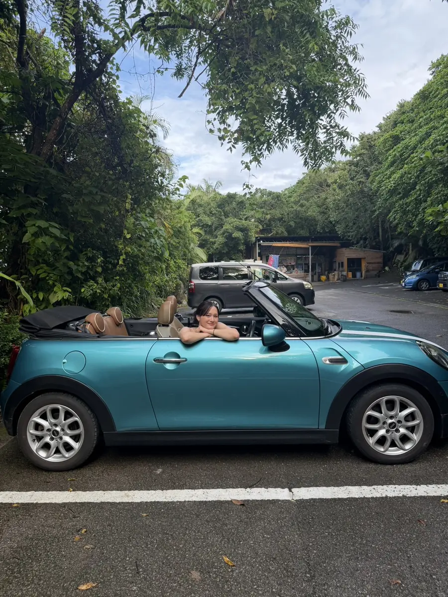 オープンカーで石垣島旅行を楽しむお客様
